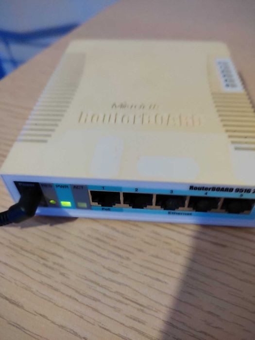 Маршрутизатор MikroTik RB951G-2HnD.