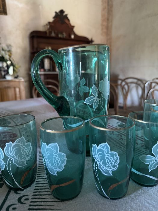 Conjunto antigo jarro e copos