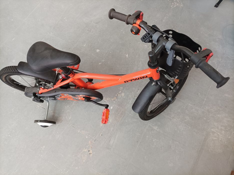Bicicleta com rodinhas quase nova