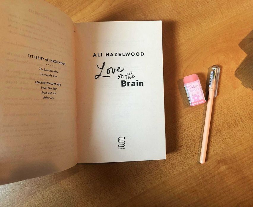 Livro "Love on the brain" de Ali Hazelwood completamente novo