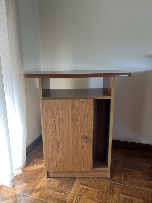 cama + móveis pequenos + cómoda com espelho + armário + mesa de apoio