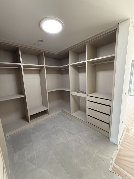 Closet  amplo com arrumacao