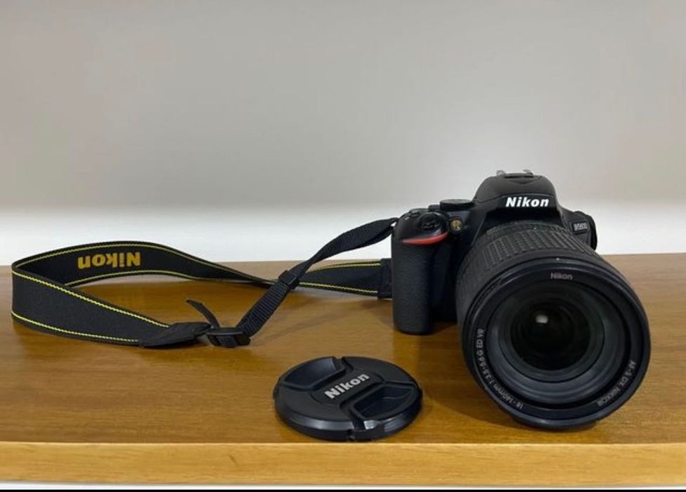 Vendo Nikon D5600 com lente e acessórios