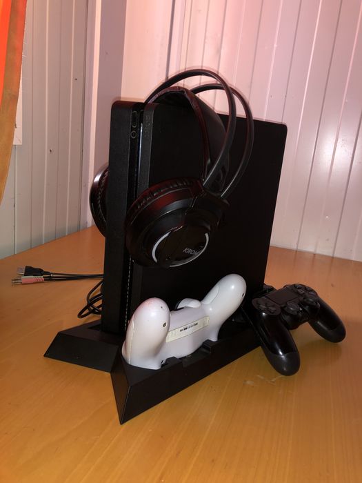 Playstation 4 de 500gb+2 comandos+1 suporte e fones.
