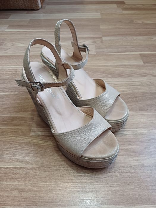 Босоніжки на танкетці