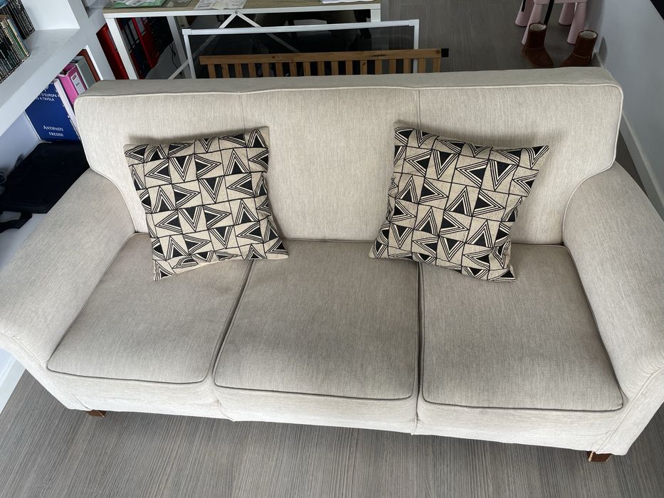 Sofá cor beje clara