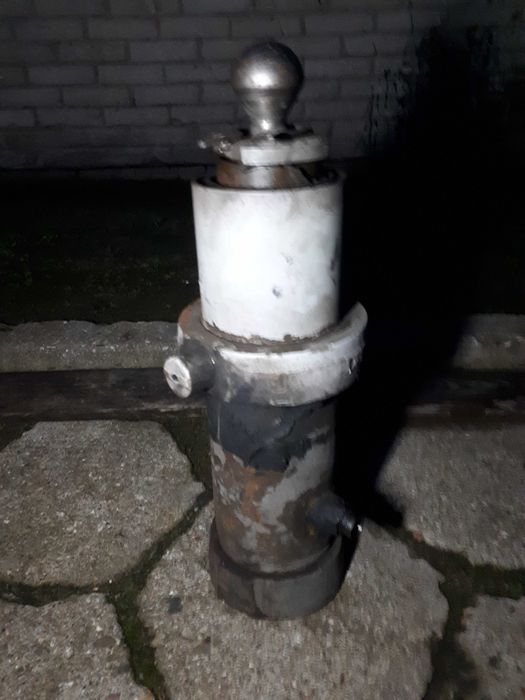 Silownik przyczepy trojstronnej