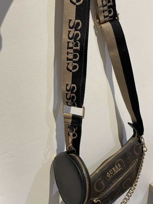 Mala guess castanha e preta com corrente dourada