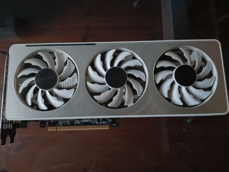 Продам практически новую видеокарту  Nvidia  Gigabyte Geforce 3060 rtx