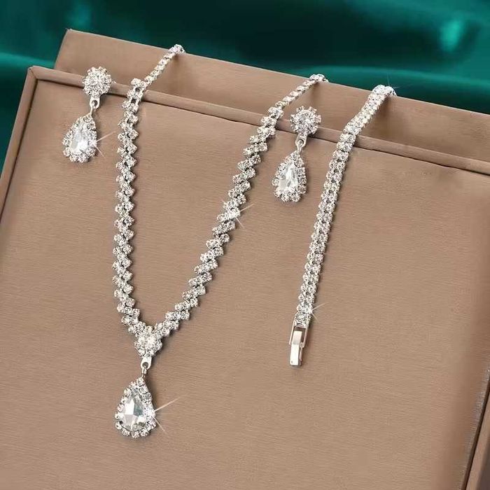 Conjuntos jóias strass ou  pérolas. Anti-alérgicos. Lindíssimos. Novos