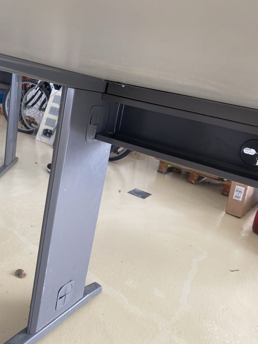 Secretaria de escritorio com oferta fe cadeira em tecido preta.