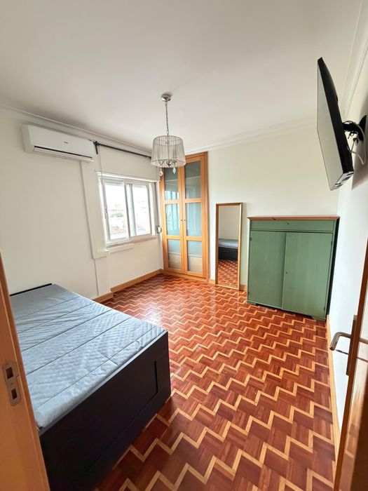 Alugo 2 quartos em Linda-a-velha