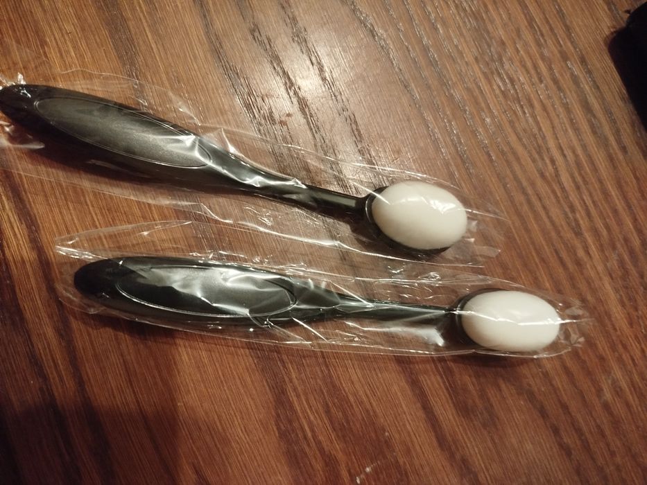 Zestaw dwóch nowych szczoteczek kosmetycznych