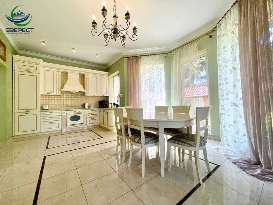 Продаж будинку в класичному стилі