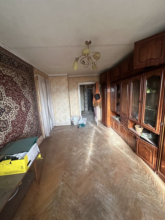 Продам 3-кімнатну квартиру на вул. Пулюя