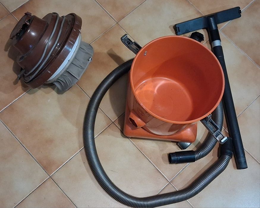 Aspirador de pó e líquidos  a funcionar bem