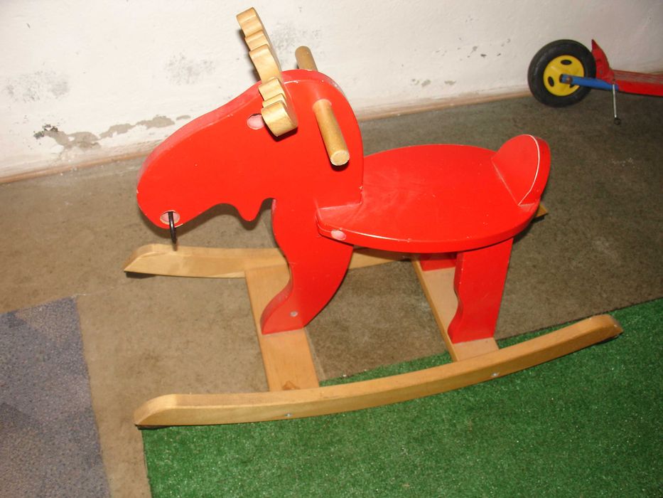 Konik na biegunach drewniany dla dziecka