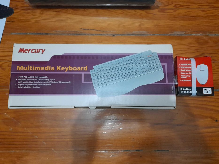 Vários teclados de computador (fechados em caixa) - ficha PS2