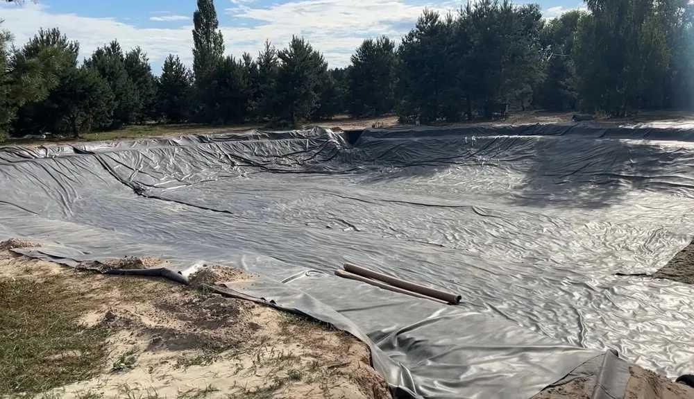 Довговічна плівка для озер та ставків