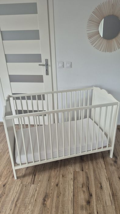 Białe drewniane łóżeczko ikea