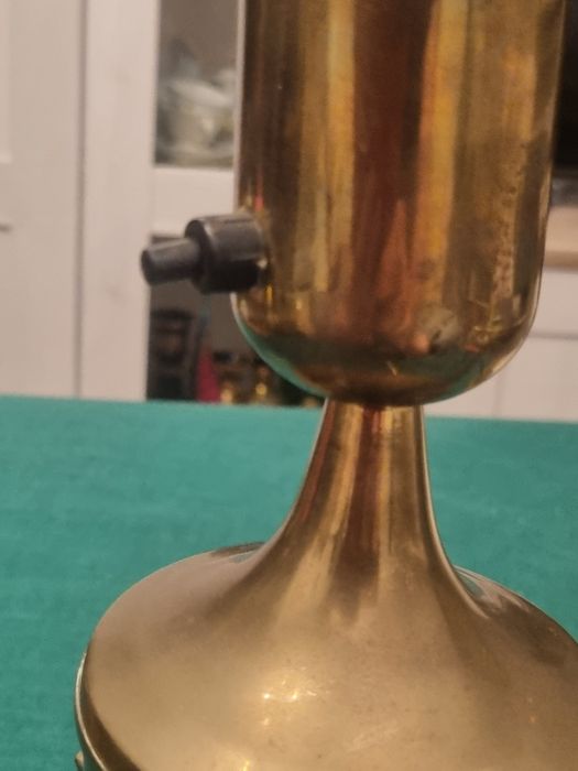 Lampa stołowa z mosiądzu stylizowana na amfore