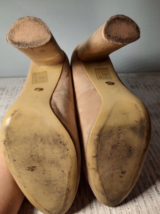 Beżowe czółenka Ideal Shoes na słupku