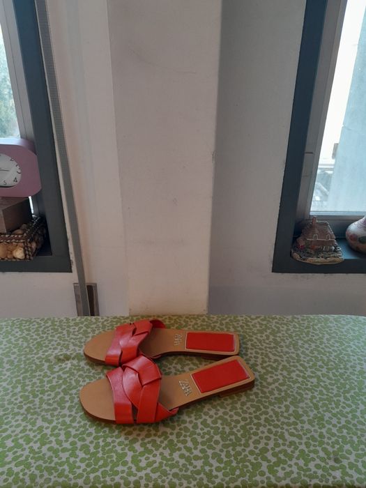 Vendo Chinelos de Senhora ZARA muito bonitos como novos