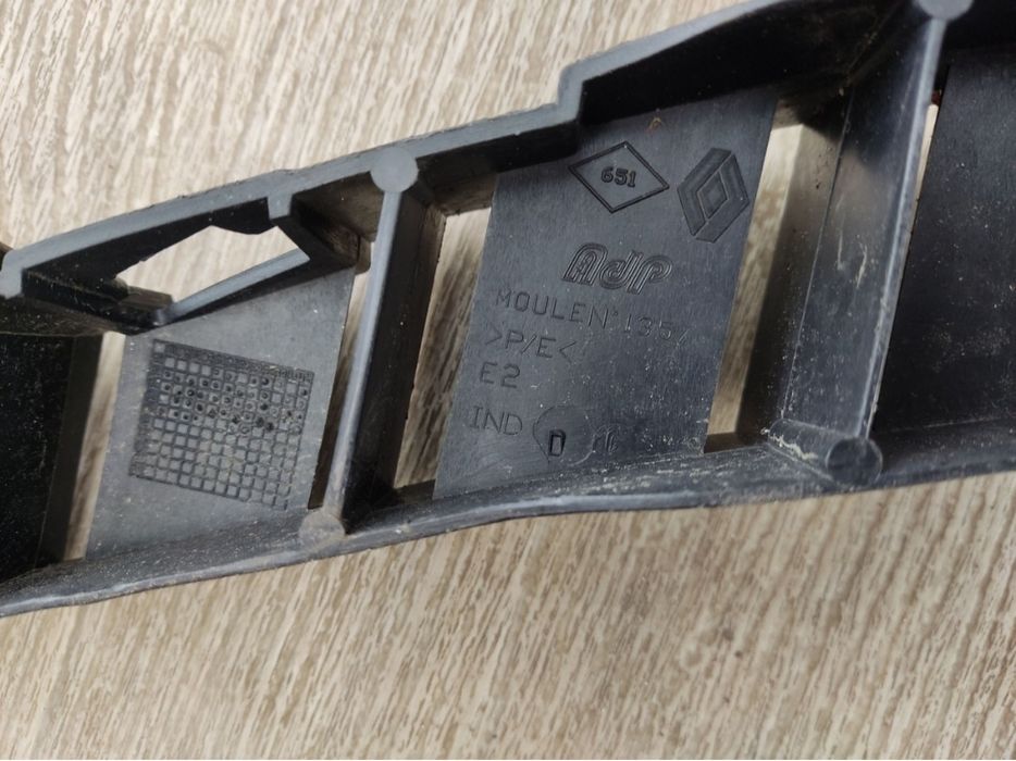 Підсилювач переднього бампера Renault Twingo 2