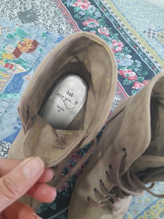 Botins bejes de camurça de cunha da bershka