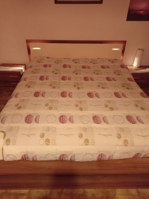 Cama de casal + mesinhas de cabeceira