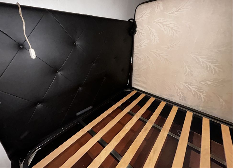 Cama de casal preta