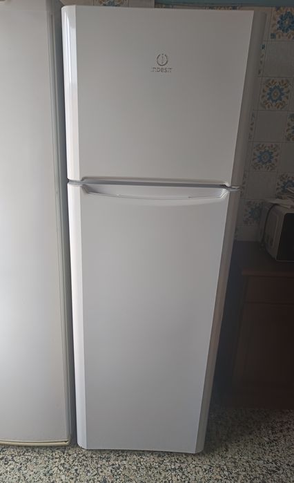 Frigorífico com congelador a funcionar bem, com gaveta de legumes partida Indesit