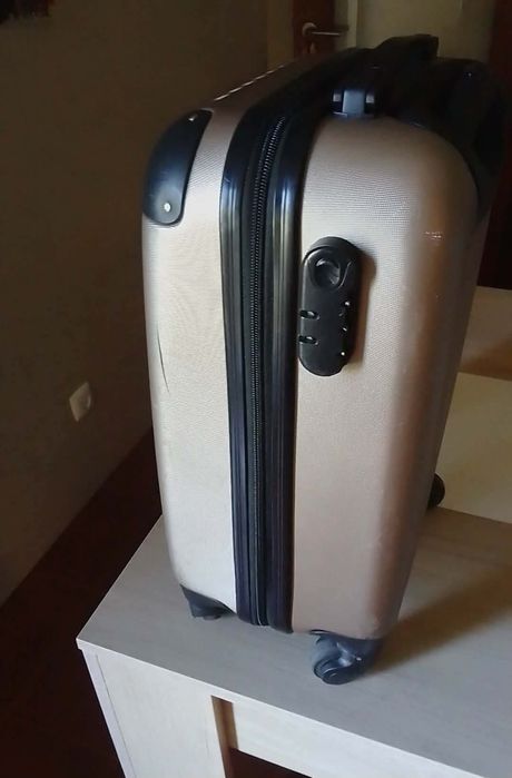 Mala dourada de viagem