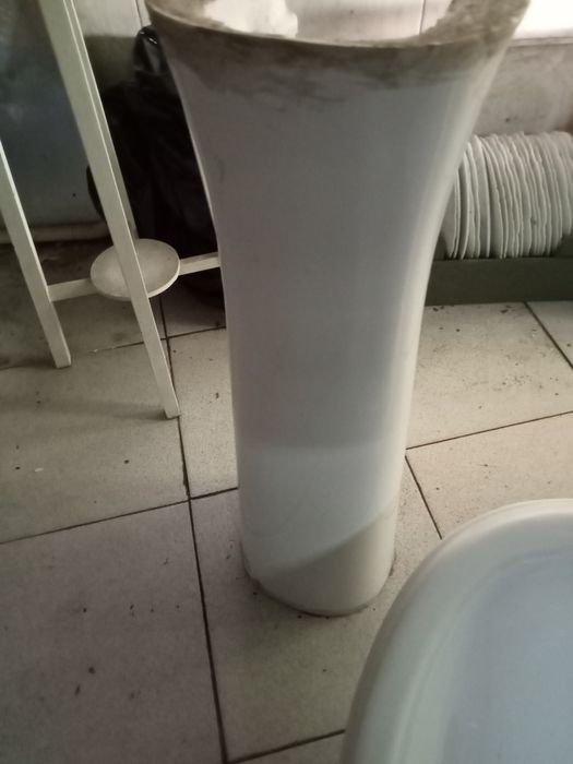 Lavatório com pé marca indusa.