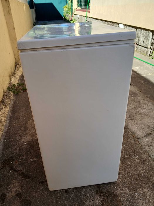 Tanque de roupa com tampa marca Interfibras. Medidas- 80x 60x 40. Em excelente estado.