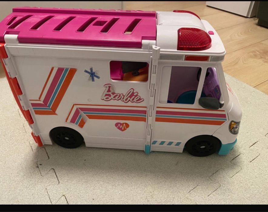 Autobus karetka dla barbie