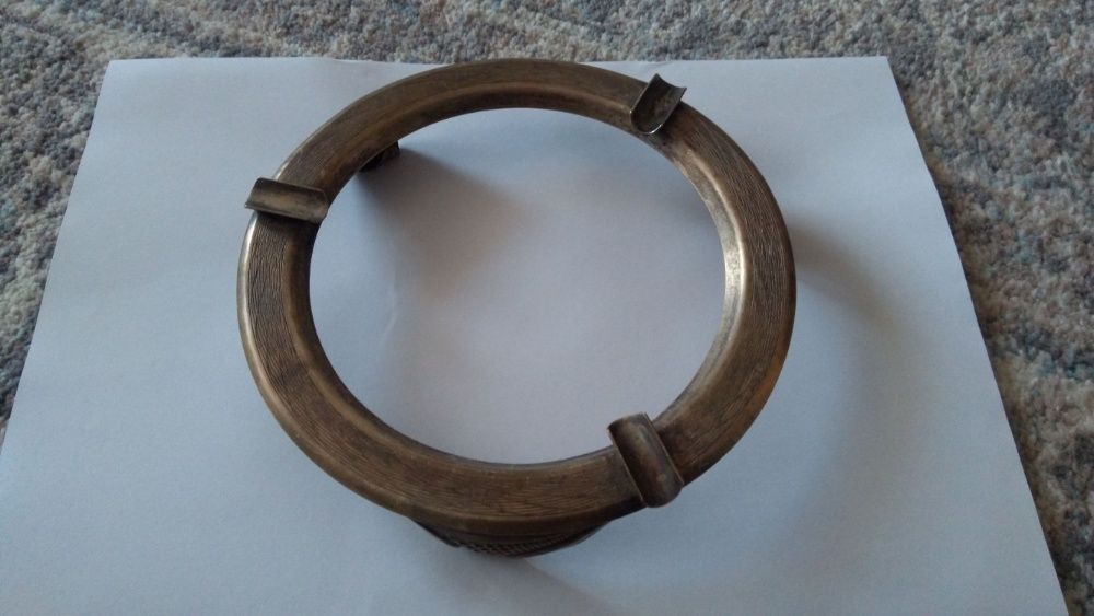 stara metalowa podstawka na papierosy i miseczka