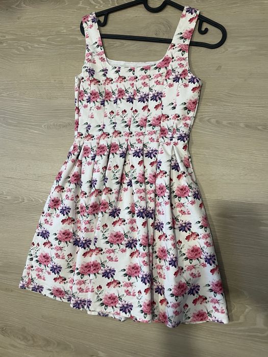 Sukienka w kwiaty XS