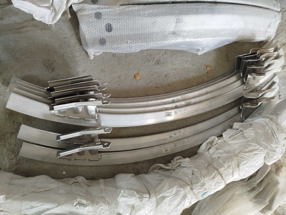 Підсилювач переднього бампера нижній (сабля) Tesla Model 3 108489400B