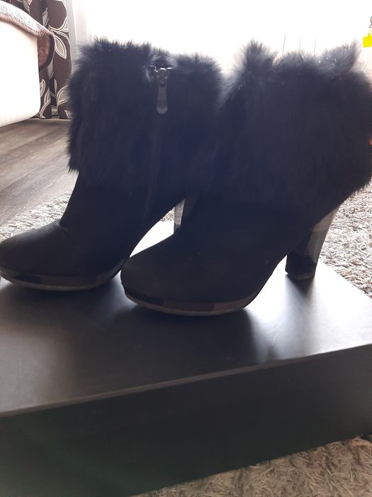 Зимове взуття жіноче.