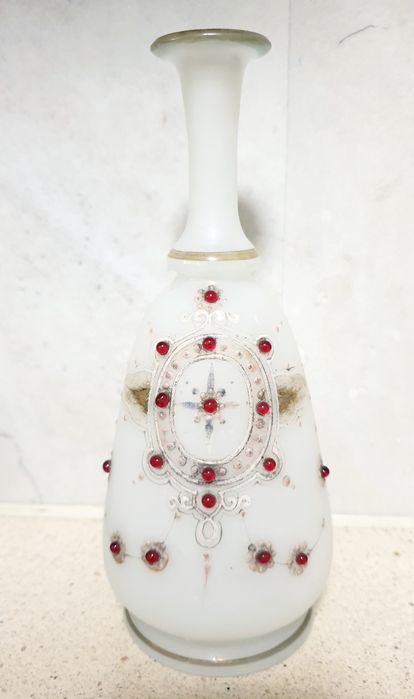 Raro antigo frasco Baccarat em vidro opalino esmaltado e decorado