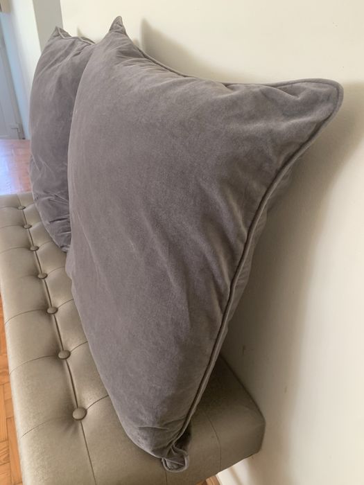 Par de almofadas grandes em veludo cinzento. O preço é do par.