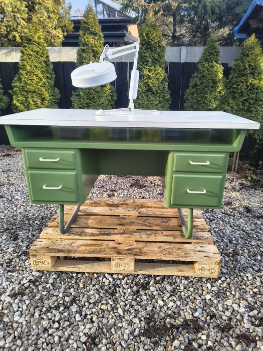 Stół warsztatowy z lampą lupa