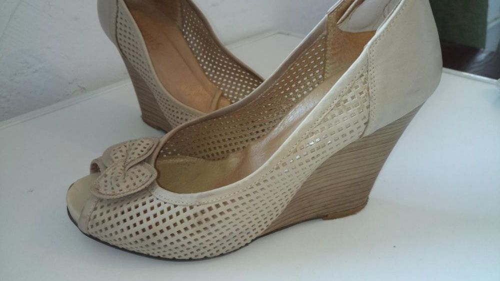 Beżowe koturny ze skory