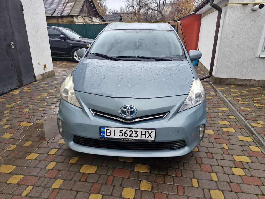 Продам  терміново автомобіль TOYOTA  PRIUS  UNIVERSAL 2013  року.  Авто в гарному стані на ходу,  ре онуки не потребує сідаєш і їдеш. Салон  тканина  темно сірого кольору  . Авто призначена  для подорожей з сім'єю.Паливо гібрид, коробка автомат.  Всі  подальші питання в телефонному режимі