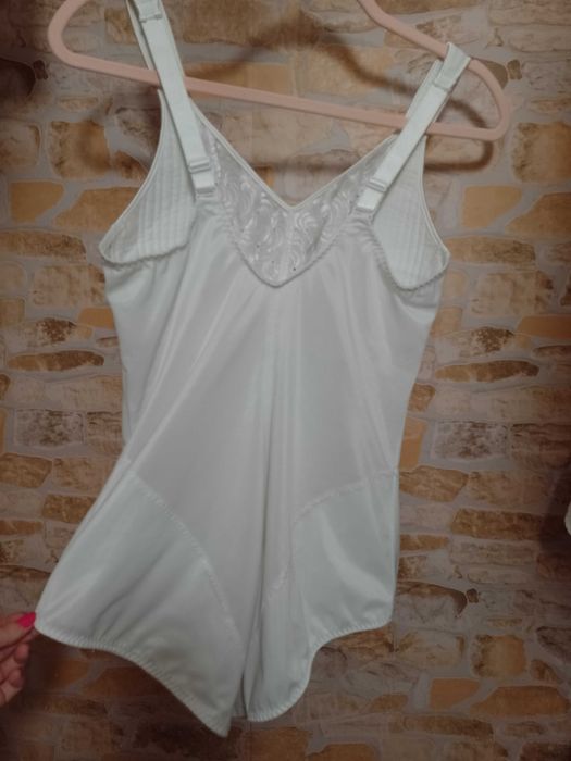 (44/XXL)(100B) Ekskluzywne, białe, haftowane Body modelujące z Londynu