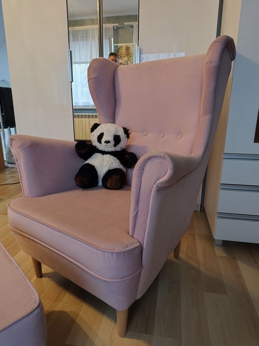 Fotel uszak z podnóżkiem pudrowy róż