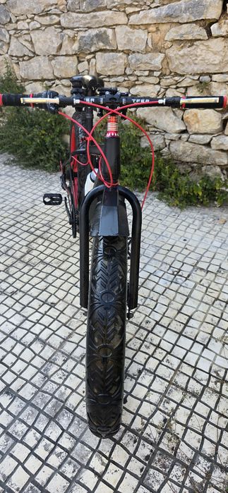 Bicicleta com pneu 4.0
