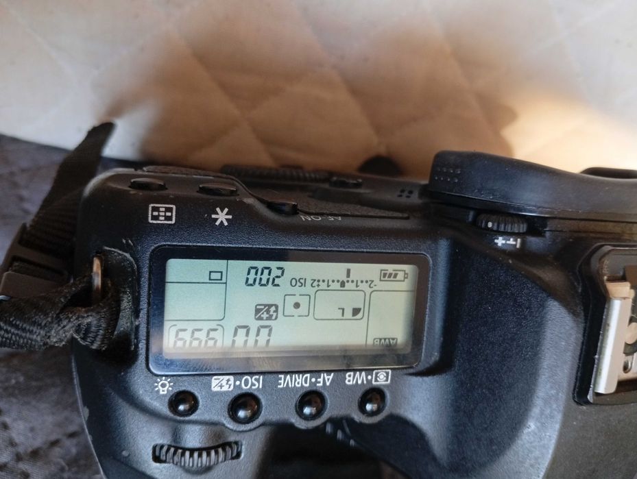 Canon 5D Mark II com 2 baterias e carregador original.