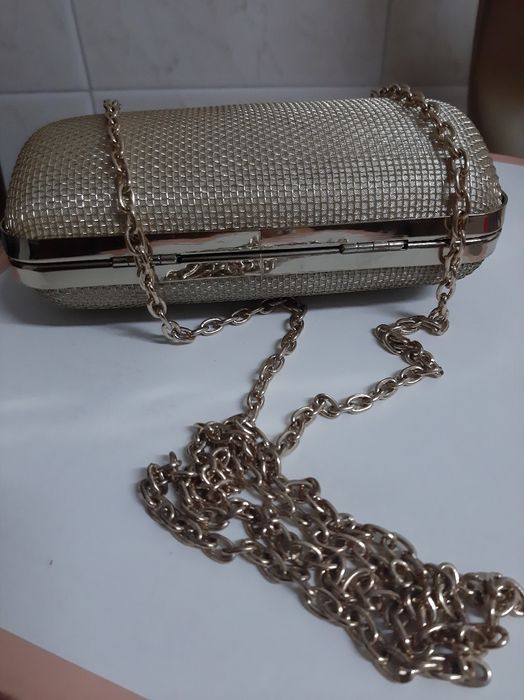 Bolsa dourada de metal para cerimónia.